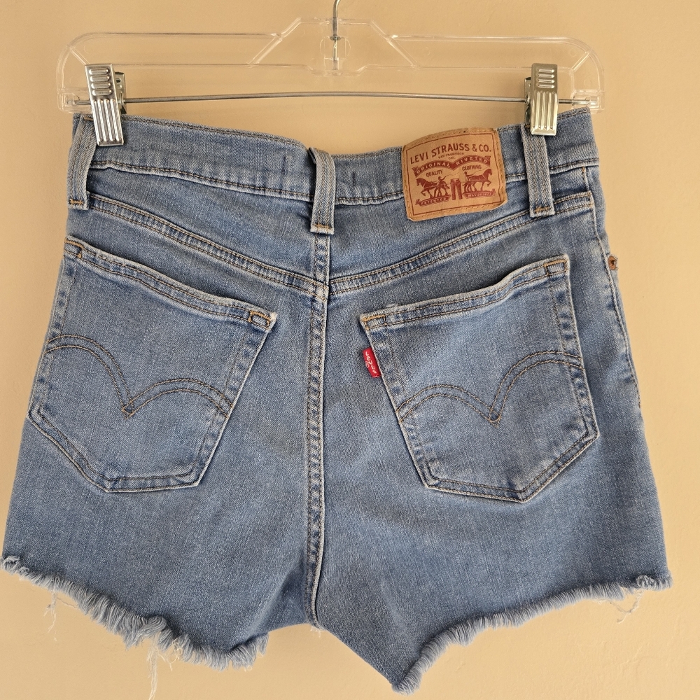 Levi Strauss High Rise Shorts Stretch Light wash distressed Size 28